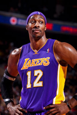 雷迪克：马刺防守策略和太阳类似，让东里出手高难度中投（雷迪克：马刺防守与太阳如出一辙，逼东里出手高难度中距离）