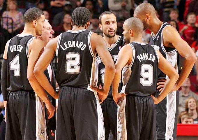 德拉富恩特谈卡瓦哈尔和亚马尔冲突：队内就像一家人一样团结（德拉富恩特：卡瓦哈尔与亚马尔虽有冲突，球队仍如家般团结）