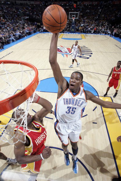 争议判罚点燃全场，两队差点动手（争议吹罚引爆火药味，双方险些爆发冲突）