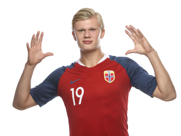 互相喂饭一起吐饼！湖人火箭两队不断出现失误 场面一团乱（湖人火箭互送失误，场面乱成一锅粥）