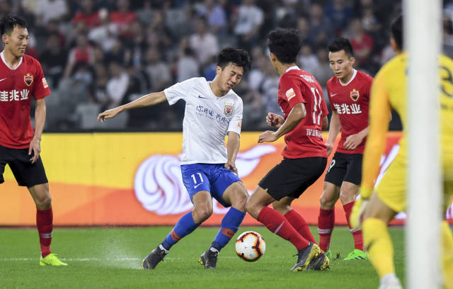 媒体人：青岛西海岸球员徐彬计划留洋，目的地有英国（媒体人称青岛西海岸球员徐彬计划赴海外发展，英国为备选目的地）