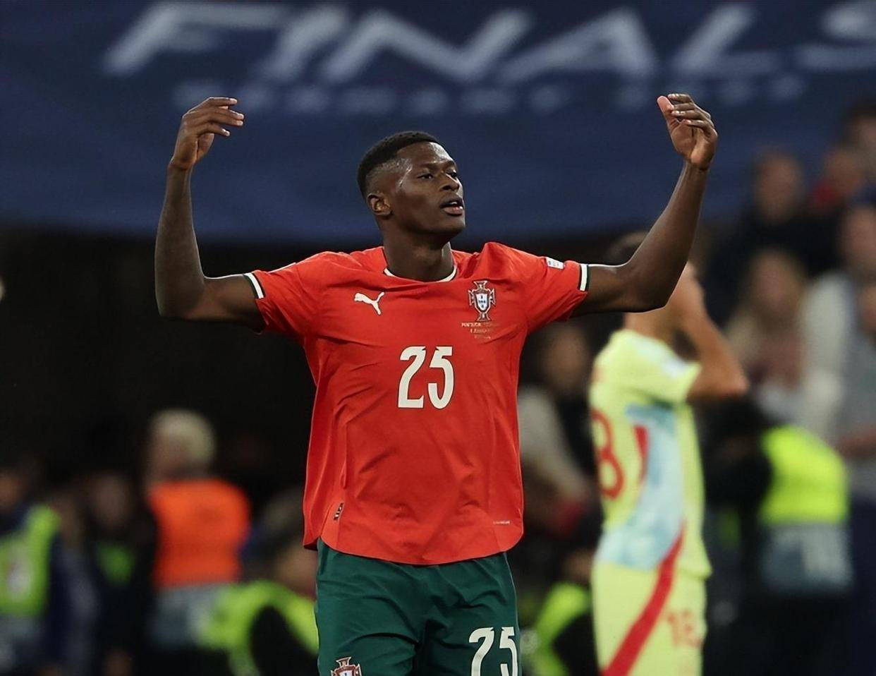 世欧预战报：内维斯、B费戴帽，葡萄牙9-1狂胜直通世界杯（欧洲区世预赛快讯：内维斯与B费梅开三度，葡萄牙9-1大胜锁定世界杯席位）