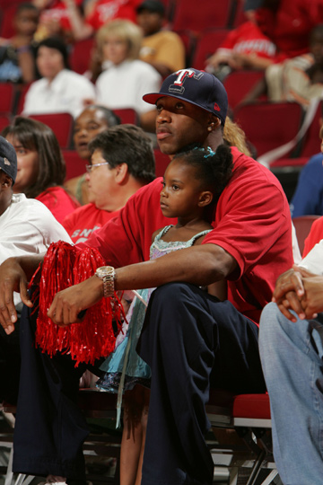 陈威神勇扑救助上海海港避免惨败（陈威连番神扑力挽狂澜，上海海港逃过大败）