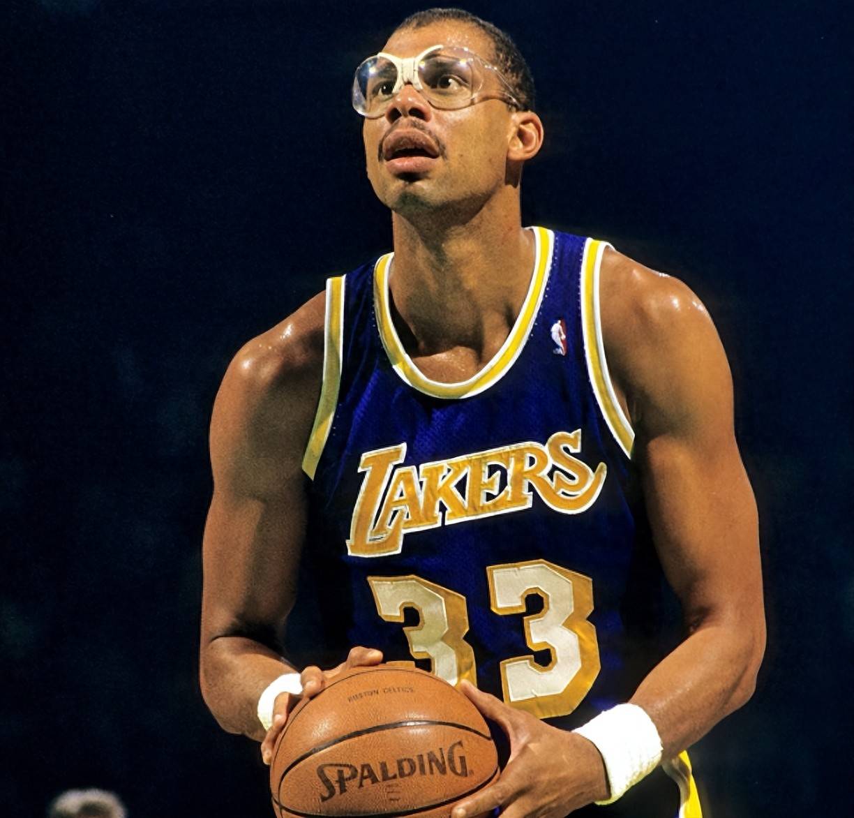 冲击力！阿门半场8中5贡献14分&罚球4中4 但有3失误（状态爆棚！阿门半场8投5中拿下14分，罚球4罚全中，但也有3次失误）