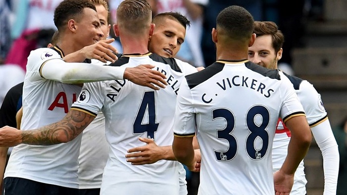 多特4-0十人黄潜，吉拉西双响，阿德耶米、斯文松建功，法比奥-席尔瓦失点（十人黄潜0-4不敌多特，吉拉西梅开二度，阿德耶米与斯文松破门，法比奥-席尔瓦点球失手）