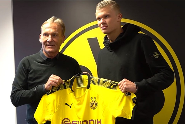 曼联1-1西汉姆再失进前5良机！习惯性疲软，阿莫林冬窗买人也不够（曼联1-1憾平西汉姆，冲前五再受阻；疲软成惯性，阿莫林冬窗补强难解渴）