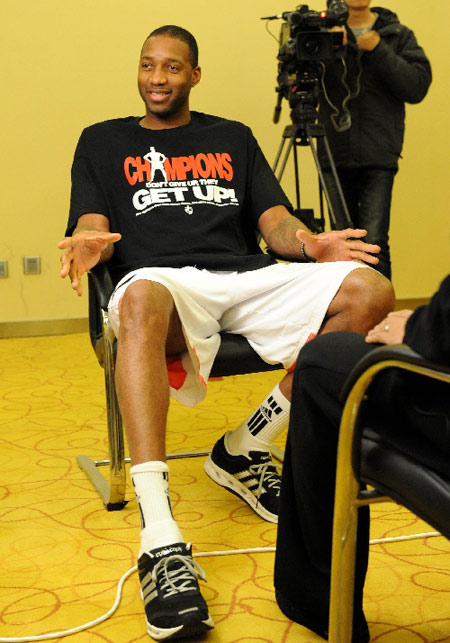 2025新赛季皇马客场球衣 ，满满科技老钱风的感觉（皇马2025赛季客场球衣：科技感与老钱气质拉满）