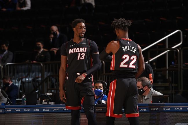 高炮台发威！唐斯反击快下 弧顶追身三分一箭穿心（高炮轰鸣！唐斯快攻跟进，弧顶追身三分一箭穿心）