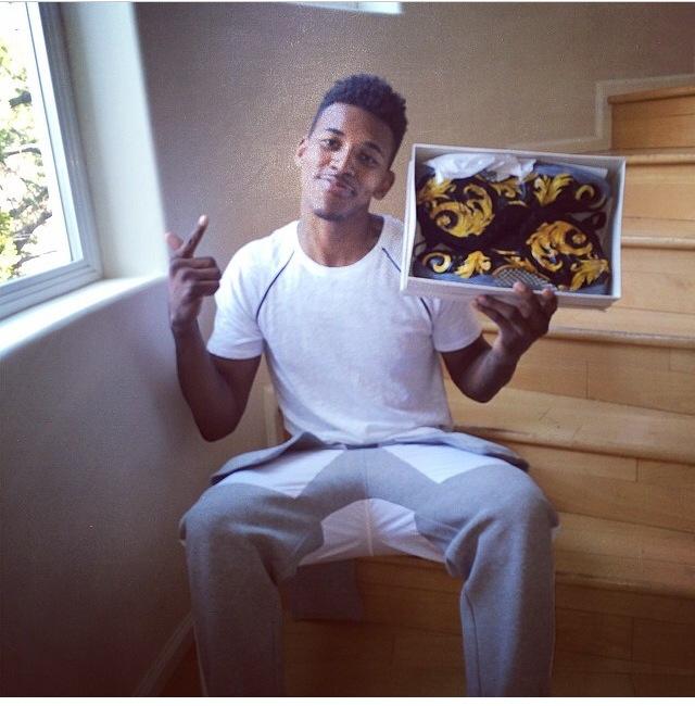 福克斯强突多特对抗后差点丢球&裁判吹多特犯规 雷霆挑战但失败（福克斯突破与多特对抗险酿失误，裁判判罚多特犯规，雷霆挑战失败）