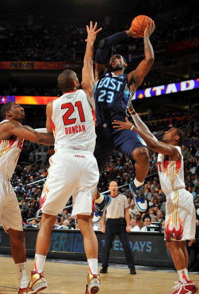 海港6日上午转道新加坡去新山，颜骏凌、徐新获颁纪念球衣（海港队6日上午经新加坡转赴新山，颜骏凌与徐新获赠纪念球衣）