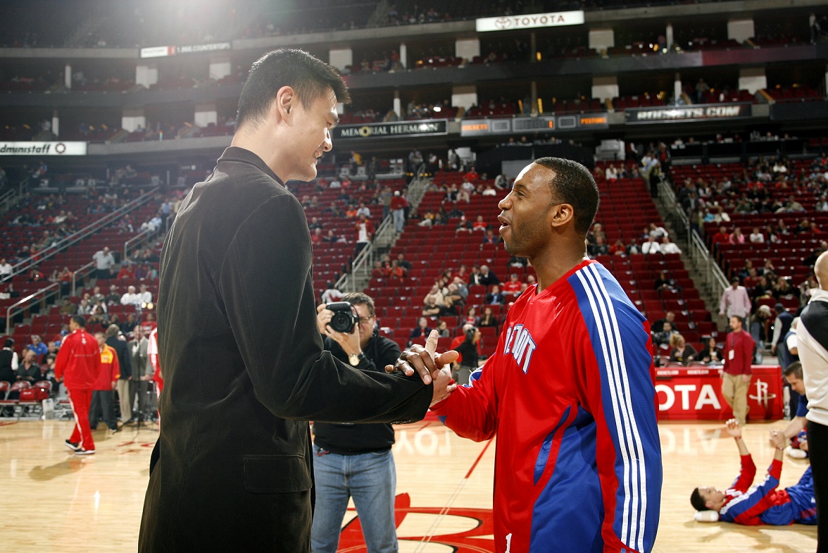 东契奇：斯玛特给替补席带来了能量，他说啥我们都会听（东契奇：斯玛特为替补席注入活力，我们都听他的）