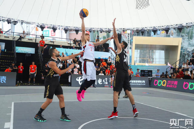 一骑绝尘！克尼佩尔一条龙单臂劈扣打停活塞